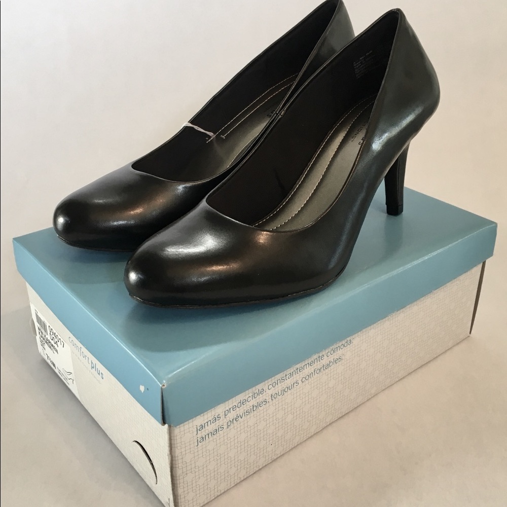 NWT/box SZ 7.5W Black matte pumps!